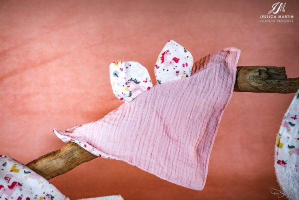 doudou Licorne dans sac naissance scaled