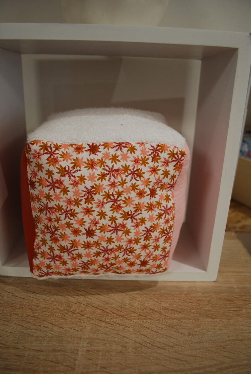 cube de jeux sensoriel rose et brique DELI