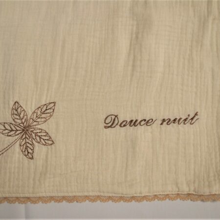 Couverture bébé crème avec broderie "Douce nuit" et galon dentelle taupe