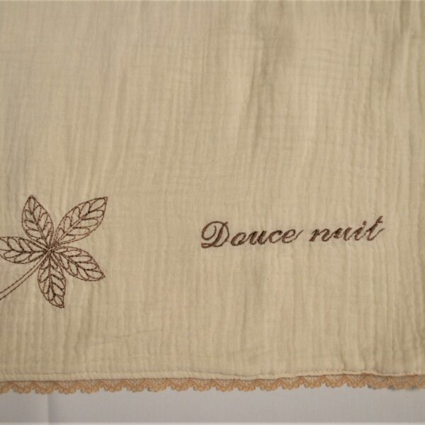 Couverture bébé crème avec broderie "Douce nuit" et galon dentelle taupe