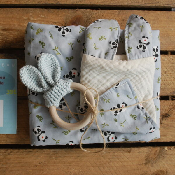 Lange bébé avec doudou et anneau de dentition au crochet - ensemble dnaissance fait main - JM Création Enfant