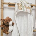 Une peluche écureuil et sa cape de bain assortie