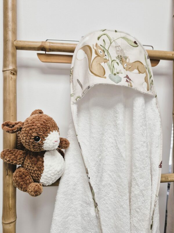 Une peluche écureuil et sa cape de bain assortie