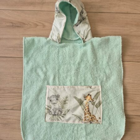 Poncho de bain pour enfant en éponge de couleur vert d'eau, avec capuche et tissu imprimé animaux.
