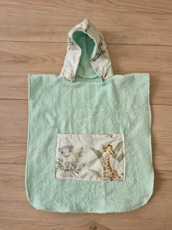 Poncho de bain pour enfant en éponge de couleur vert d'eau, avec capuche et tissu imprimé animaux.