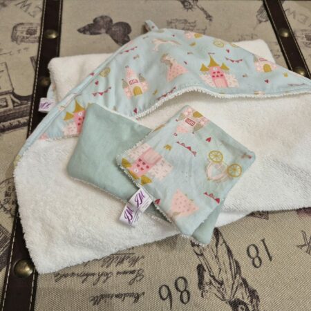 Cape de bain avec motif chateau de Princesse accompagnée de 2 lingettes assorties