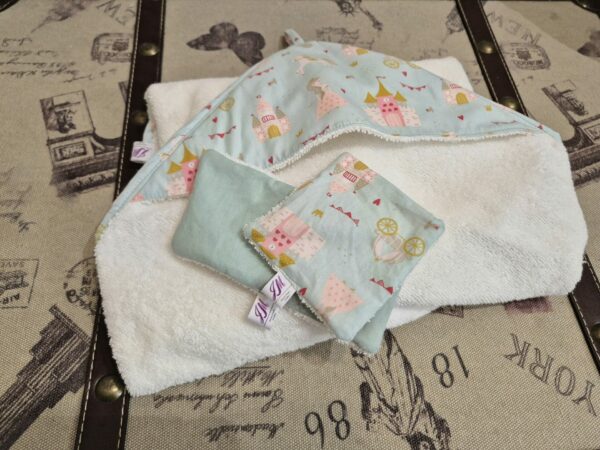 Cape de bain avec motif chateau de Princesse accompagnée de 2 lingettes assorties