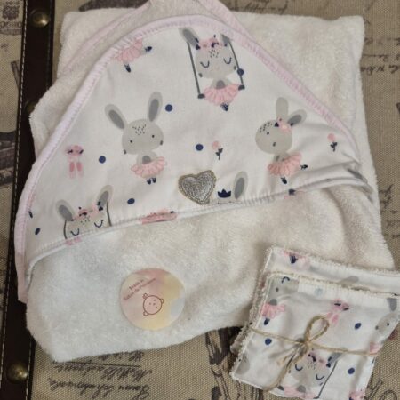 Cape de bain avec coton imprimé accompagnée de deux lingettes assorties.