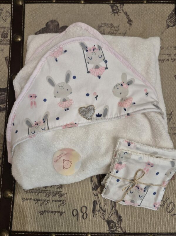 Cape de bain avec coton imprimé accompagnée de deux lingettes assorties.
