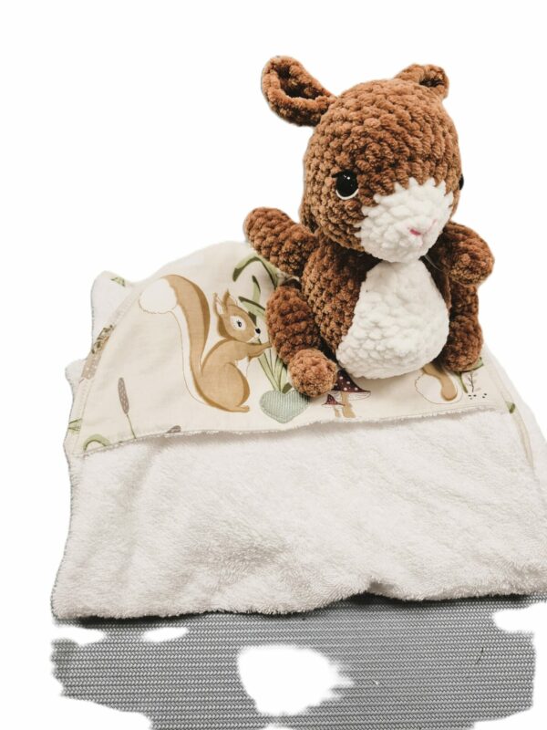 écueuil en peluche et sa cape de bain assortie