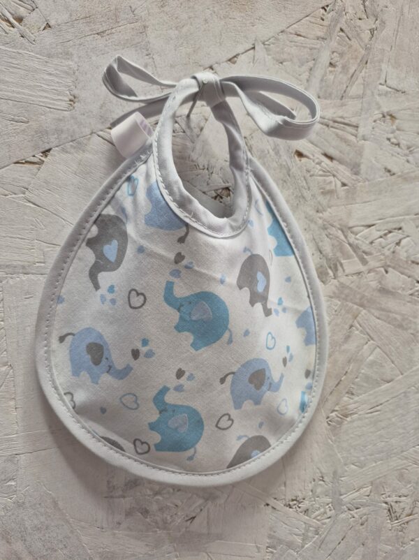 Petit bavoir naissance fait main avec tissu doux à motifs d’éléphants, accessoire pratique et mignon pour bébé.