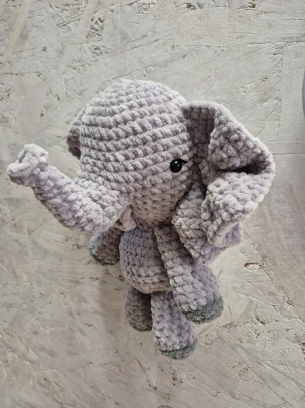 Doudou éléphant au crochet gris fait main, jouet doux et moelleux pour bébé.