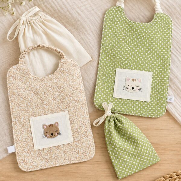 Bavoirs élastiqués bébé avec pochette assortie en tissu