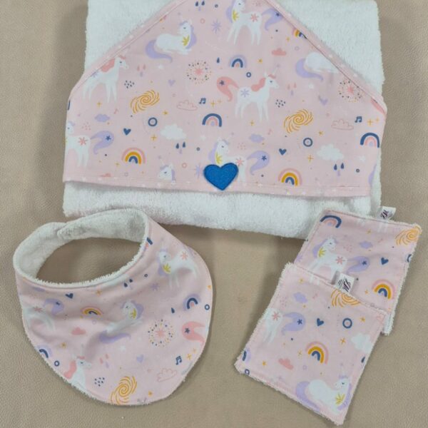 Coffret naissance fait main motif hippocampe avec cape de bain, bavoir bandana et 2 lingettes lavables