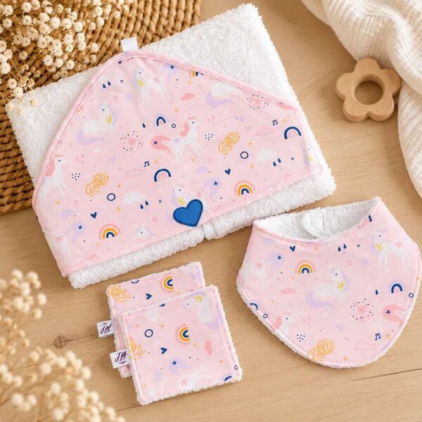 Ensemble naissance bébé motif licorne avec cape de bain, bavoir bandana et deux lingettes