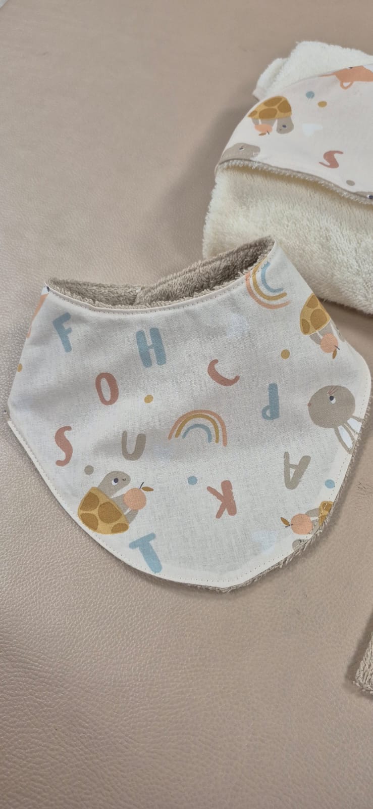 Bavoir bandana bébé fait main motif animaux en coton et éponge