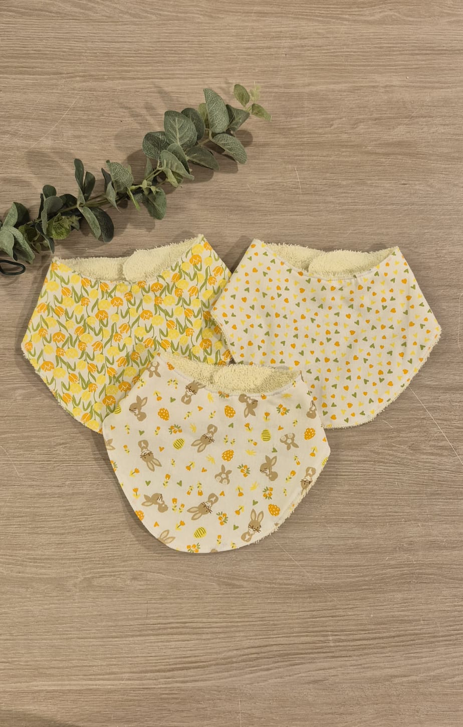 Bavoir bandana bébé ton jaune fait main en coton et éponge absorbante.