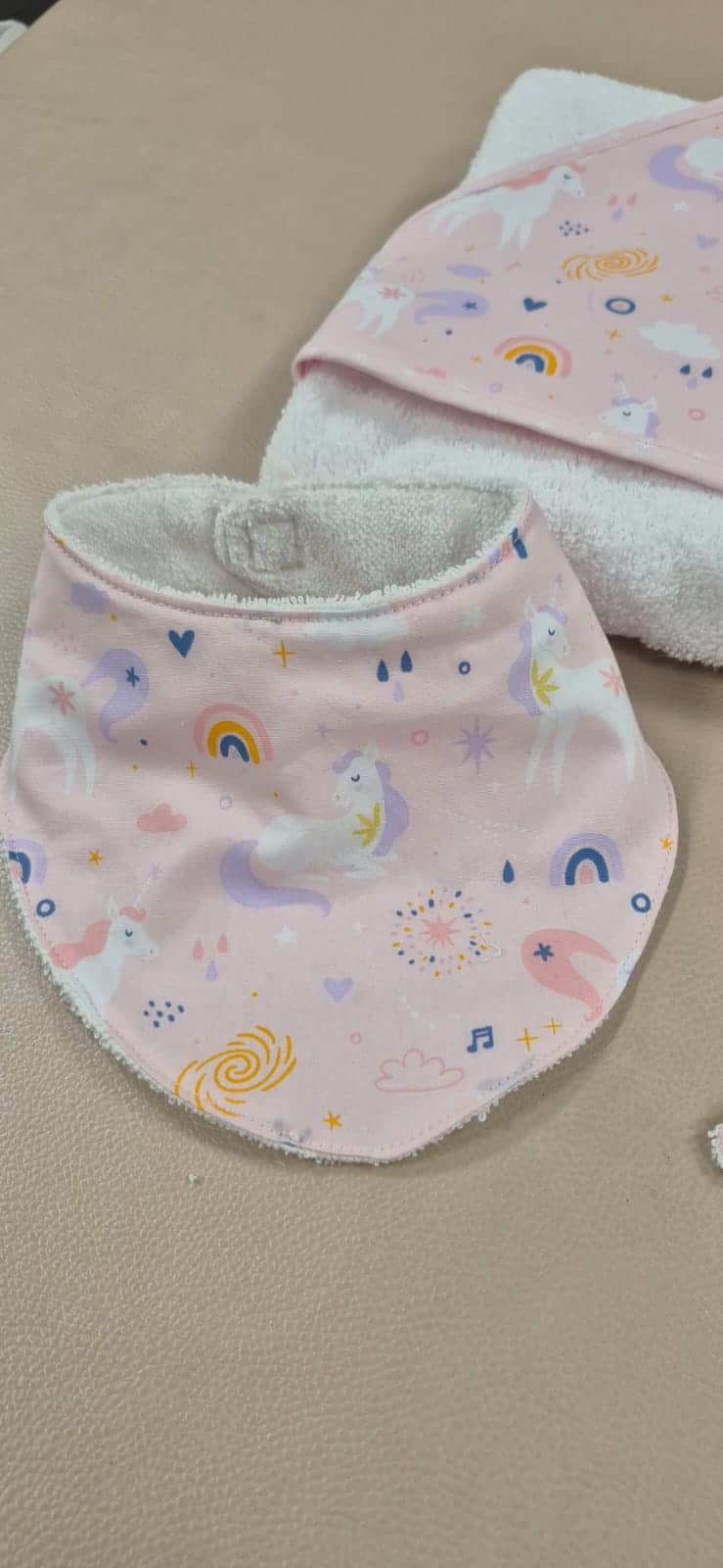 Bavoir bandana bébé fait main motif hippocampe en coton et tissu éponge.