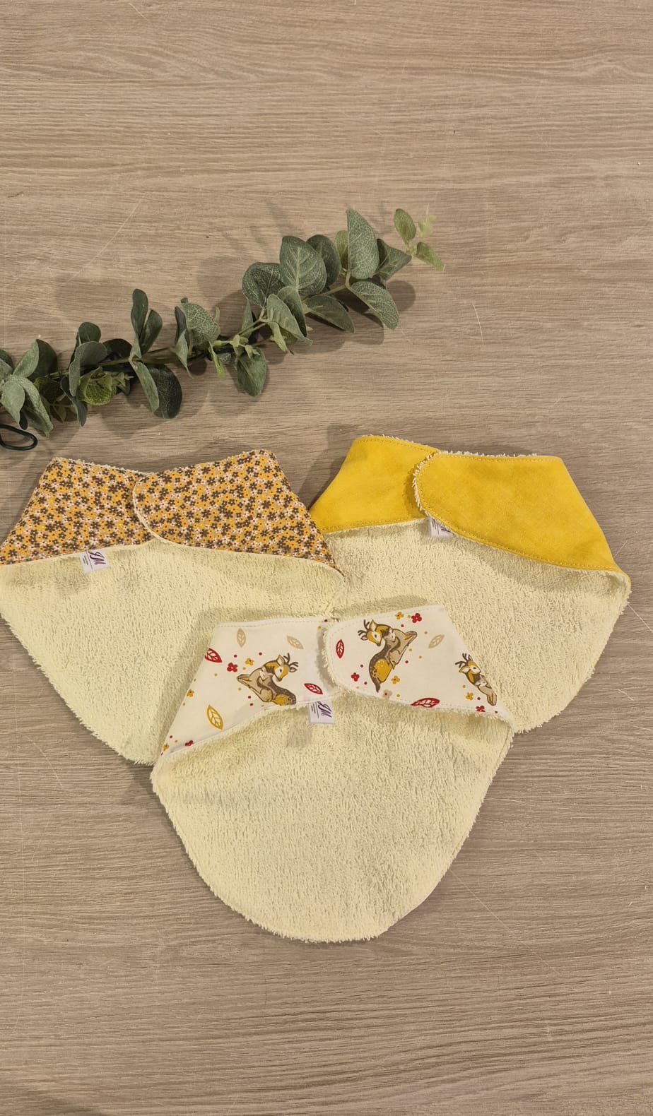 Dos bavoir bandana bébé ton chaud fait main en coton et éponge absorbante.