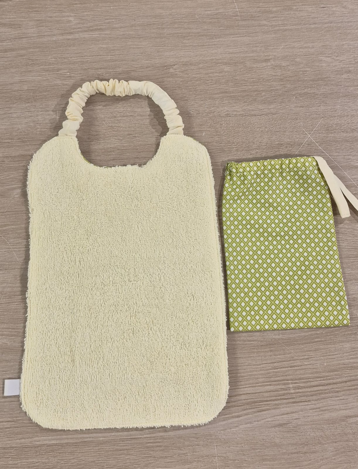 Dos bavoir élastique en éponge avec pochette assortie en tissu