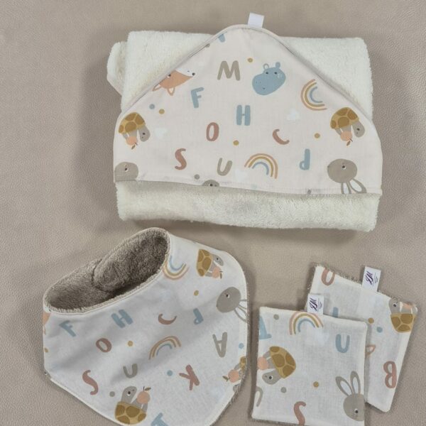 Coffret naissance fait main avec cape de bain, bavoir bandana et deux lingettes lavables motif animaux