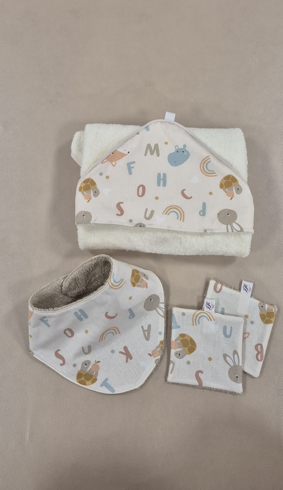 Coffret naissance fait main avec cape de bain, bavoir bandana et deux lingettes lavables motif animaux