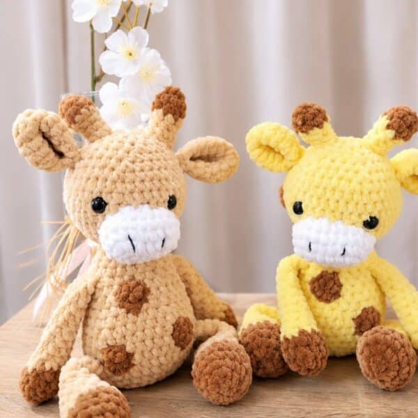 Girafes en crochet faites main de couleur jaune et beige