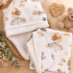 Ensemble de bain bébé motif petits chien comprenant une cape de bain, une couverture douce et 4 lingettes lavables.