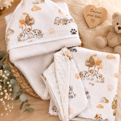 Ensemble de bain bébé motif petits chien comprenant une cape de bain, une couverture douce et 4 lingettes lavables.