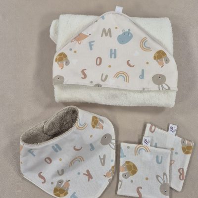 Coffret naissance fait main avec cape de bain, bavoir bandana et deux lingettes lavables motif animaux